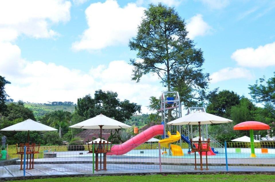 Puncak Village Hotel & Kampung Main Anak Gadok Esterno foto